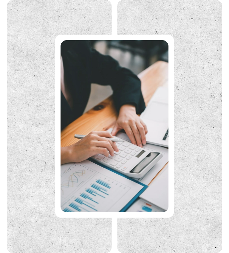 osoba używająca kalkulatora